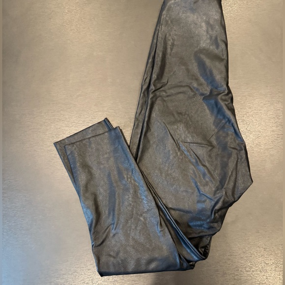 Commando Perfect Control Faux Leather Capri - Picture 4 of 5